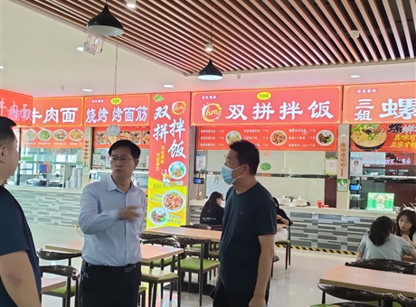 副校長深入食堂檢查指導，護航新生就餐“第一餐”